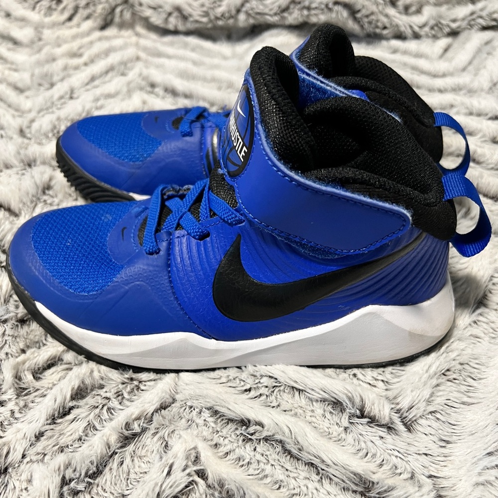 Excellent lightly worn condition Nike team hustle D9 sneakers (size 12C)